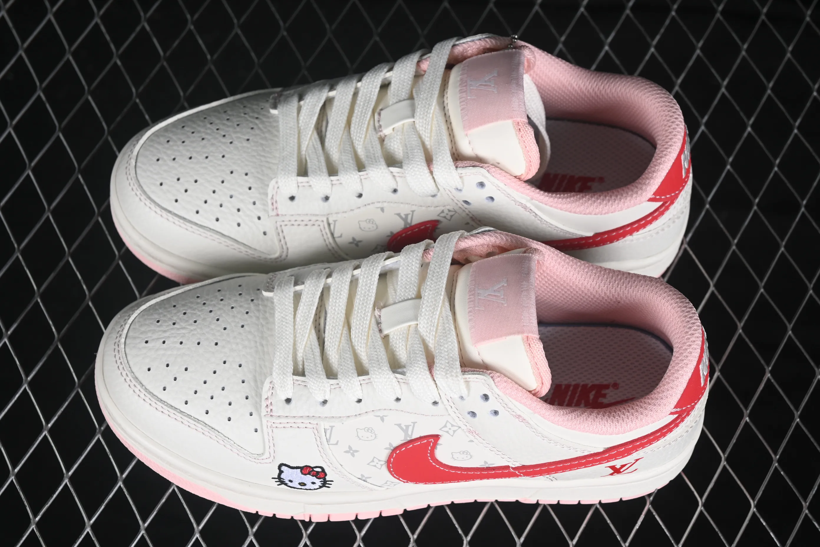 All categories Nk SB Dunk Series Nk SB Dunk Low High-end customized low-top sneakers Hello Kitty x Nike SB Dunk Low SB low-top casual sneakers NH0601-493